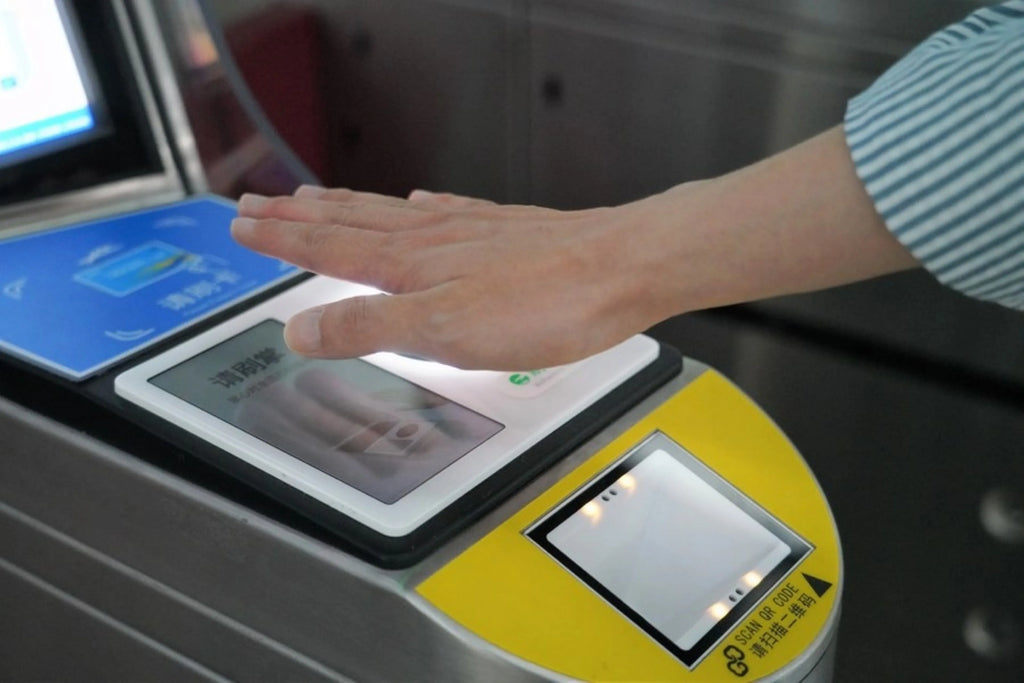 En Pekín ya no necesitas una tarjeta para entrar al metro. Puedes hacerlo con la palma de tu mano
